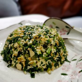 清香的马兰头拌上香干，清淡嫩脆，爽口开胃，刚一入口便