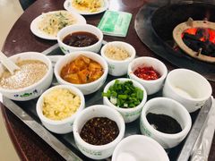 制作沾水的调料-朝伟清真铜瓢牛肉馆(三十年老·店)