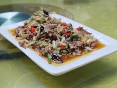 芹菜小米辣炒牛肉-龙姐私房菜(和顺古镇店)