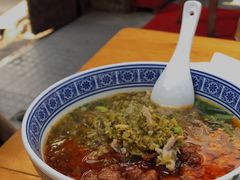 辣肉面加雪菜和毛豆-沪西老弄堂面馆(定西路店)