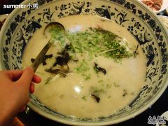 鸿瑞兴--俺的手好小…-鸿瑞興面馆(梅岭店)