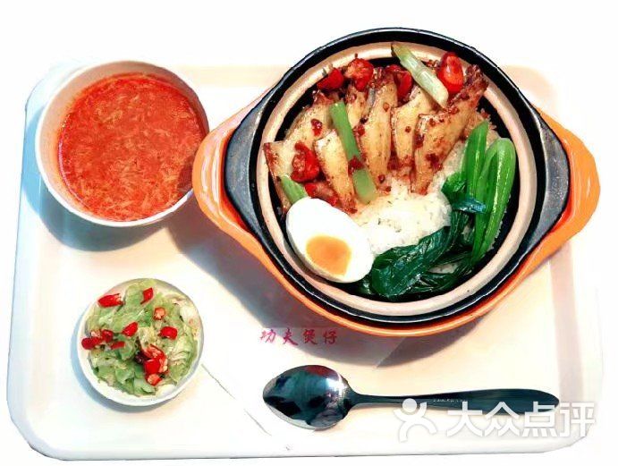 功夫煲仔青豆玉米煲仔饭图片