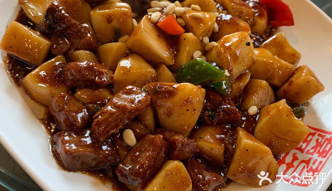 分量也很足，四个女生5个菜都没吃掉