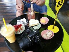 -莓园冰淇淋店