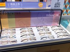 -LOOK眼镜·蔡司依视路配镜(宝山万达店)