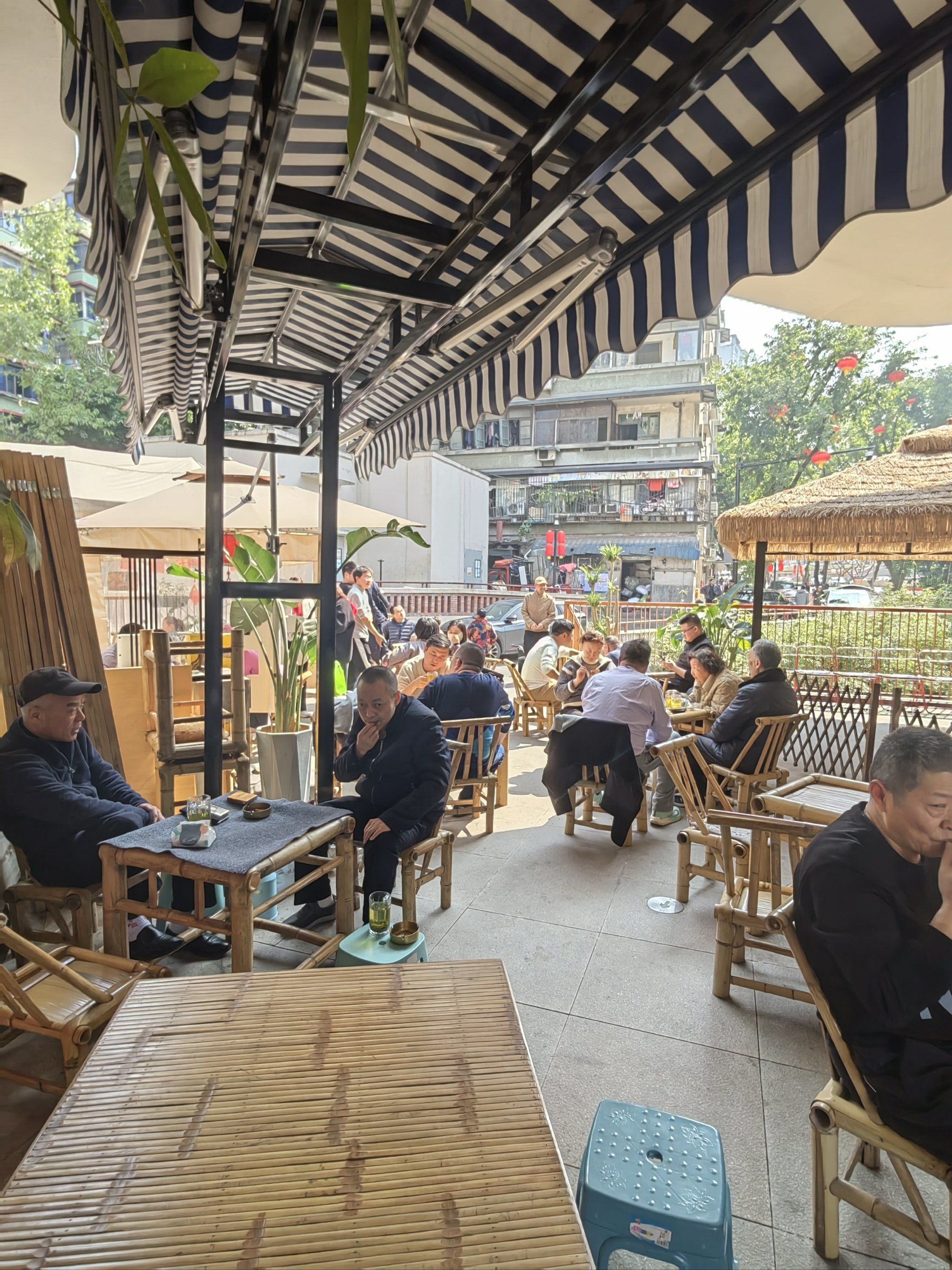 打卡杨家坪民主村 ,社区食堂楼上的一家坝坝茶,火锅米线坝坝茶都有