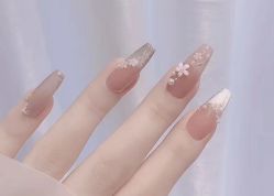-爱美睫美甲会馆