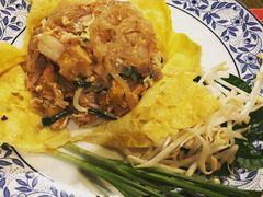 蛋包炒河粉-卷心菜和避孕套餐厅(Pattaya)