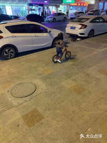 骑平衡车可以让小孩儿变得丰富多彩。