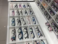 -现代眼镜批发城(威海路店)