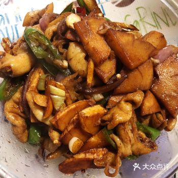 稻香村买的熟肥肠，先过油煸一煸，把里面肥油煸出来