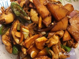 稻香村买的熟肥肠，先过油煸一煸，把里面肥油煸出来