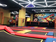 -爱蹦iBOON蹦床运动馆(江汉店)