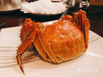 陪朋友来聚餐，酒店入口，左边直走 挺少吃酒店的自助餐