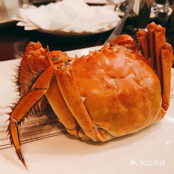 陪朋友来聚餐，酒店入口，左边直走 挺少吃酒店的自助餐