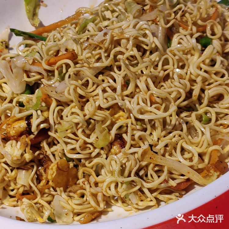 夏天的夜里吃着碳烤羊腿、喝着冰镇饮料美滋滋哇