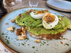 牛油果煮蛋吐司-RAC BAR(安福路店)