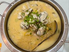 酸菜海蛎子锅-日月昇渔家菜·海肠捞饭·大连海鲜(星海公园店)