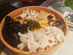 -尚尚仙·酸汤猪手·猪肚鸡火锅(华联万柳购物中心店)