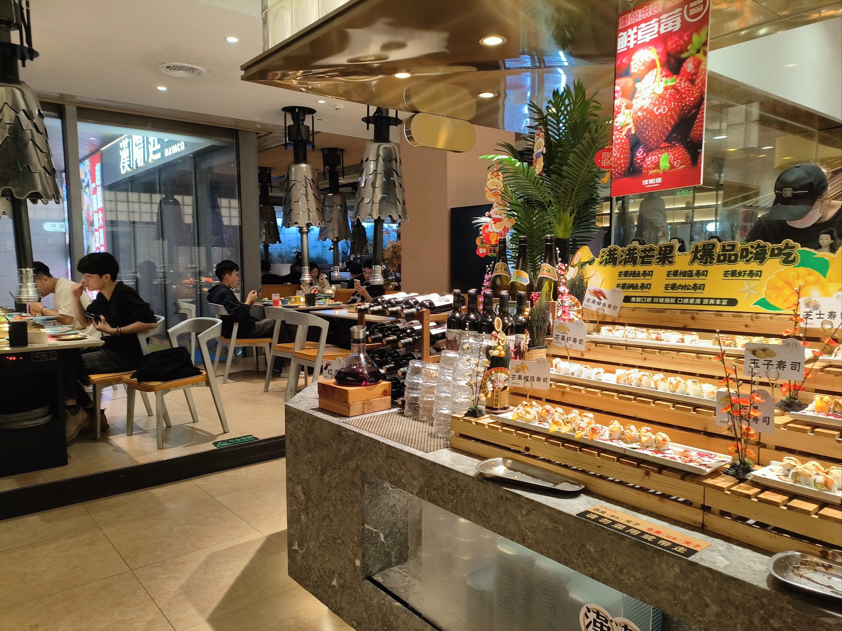 人气自助餐今天出来吃饭,好多人排队,但