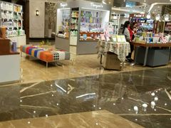 -王府井百货熙地港店