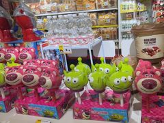 -咻啵翔翔零食基地(万达广场店)