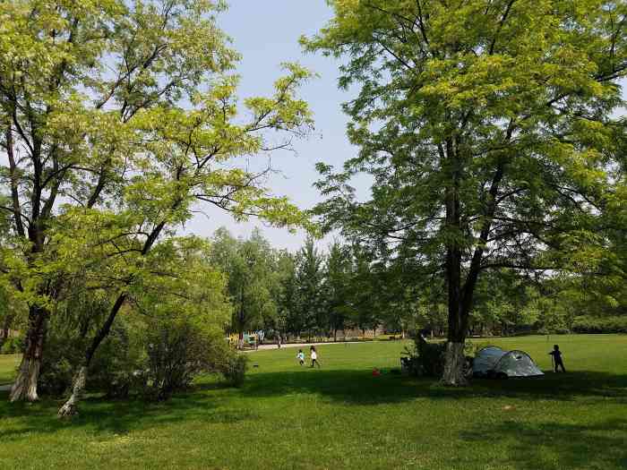 暖山生态公园"听说之前是专为康城别墅建的公园,一直都锁.