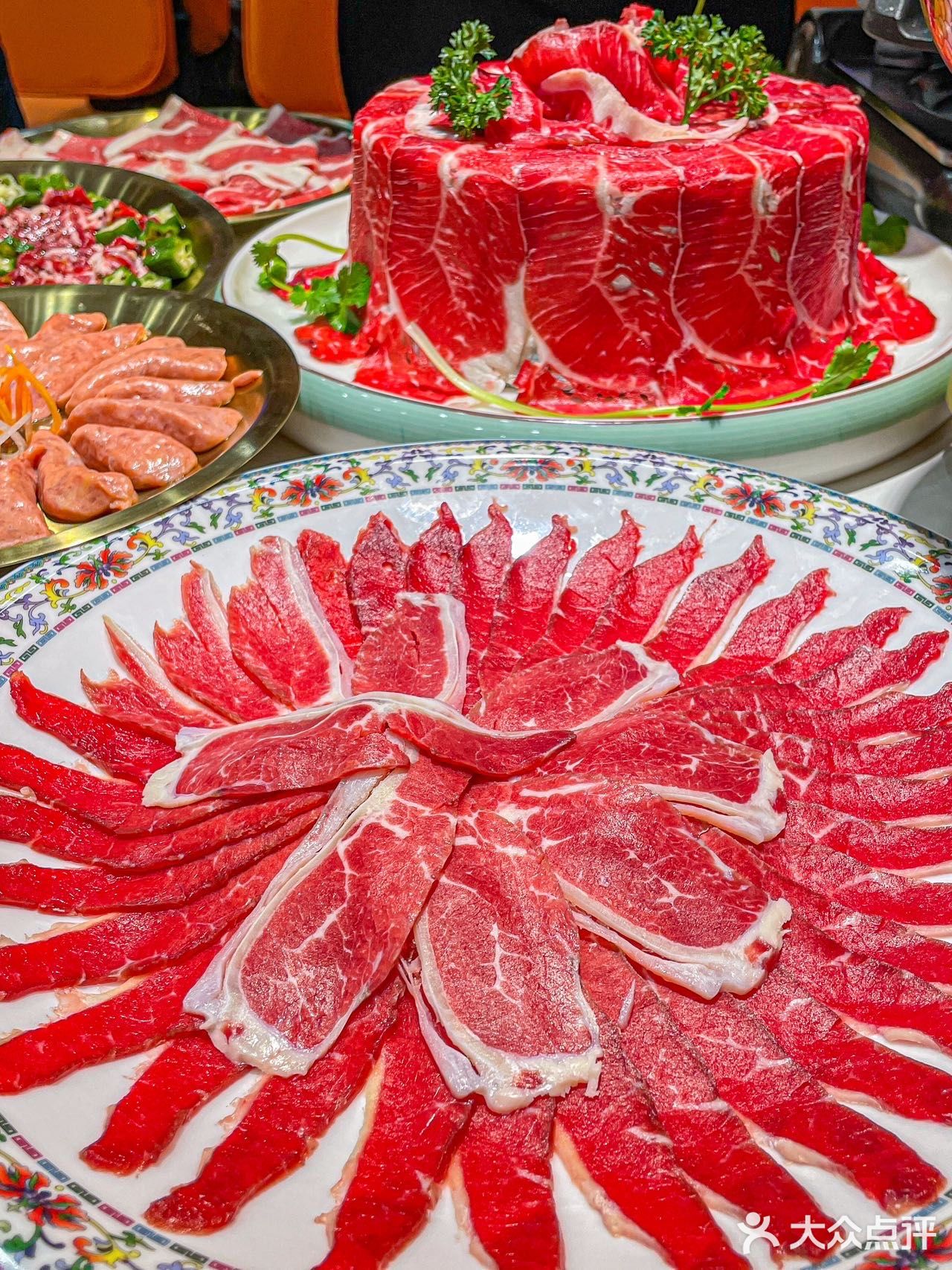 一进门就能看到超大的柜子，里面都是牛肉