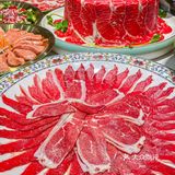 一进门就能看到超大的柜子，里面都是牛肉