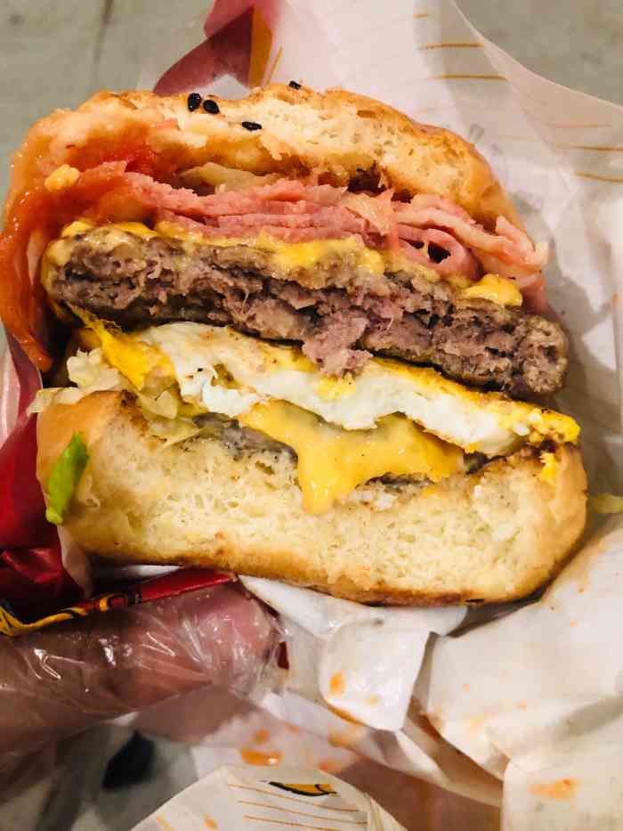 就拿出外卖软件看了看附近有点啥好吃的,看到这家店里的汉堡照片很