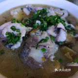 场子很大、里里外外一个大院子