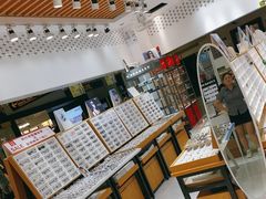 -美式眼镜·授权蔡司.依视路.尼康.豪雅.明月(人民广场店)