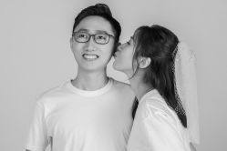 -现代经典婚纱摄影