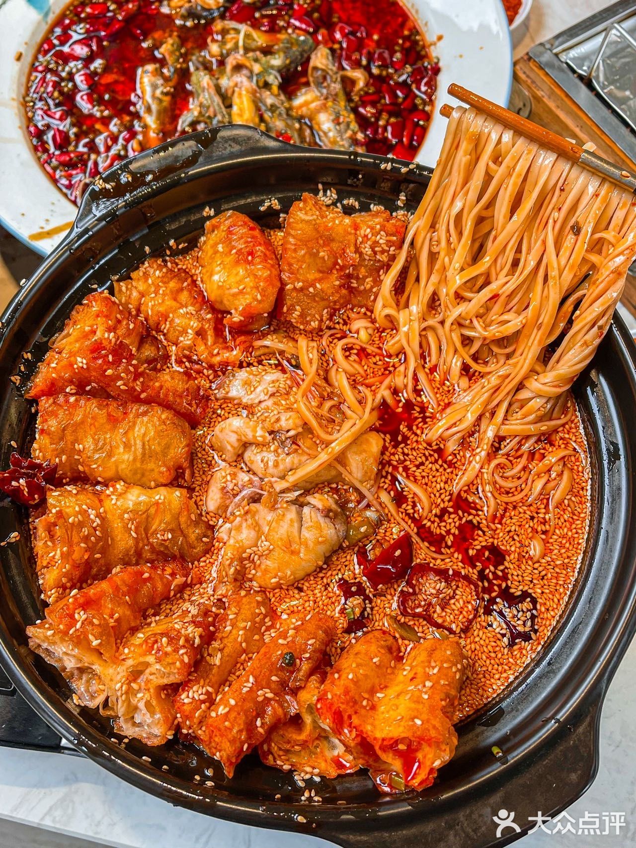 答应我‼️来成都一定要吃川菜…酸菜小龙虾拌面巨好吃