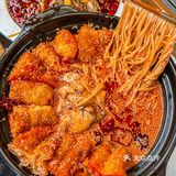 答应我‼️来成都一定要吃川菜…酸菜小龙虾拌面巨好吃