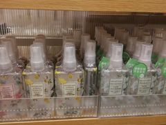 -名创优品(北京新中关购物中心地铁层店)