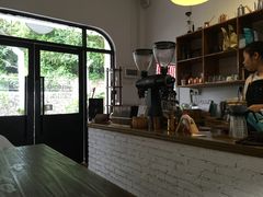 -彳亍咖啡·这里(水湾路店)