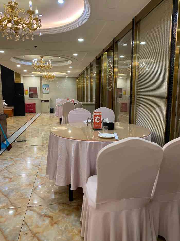 今天带老爸老妈过来吃饭饭点儿人还是挺多的小桌都