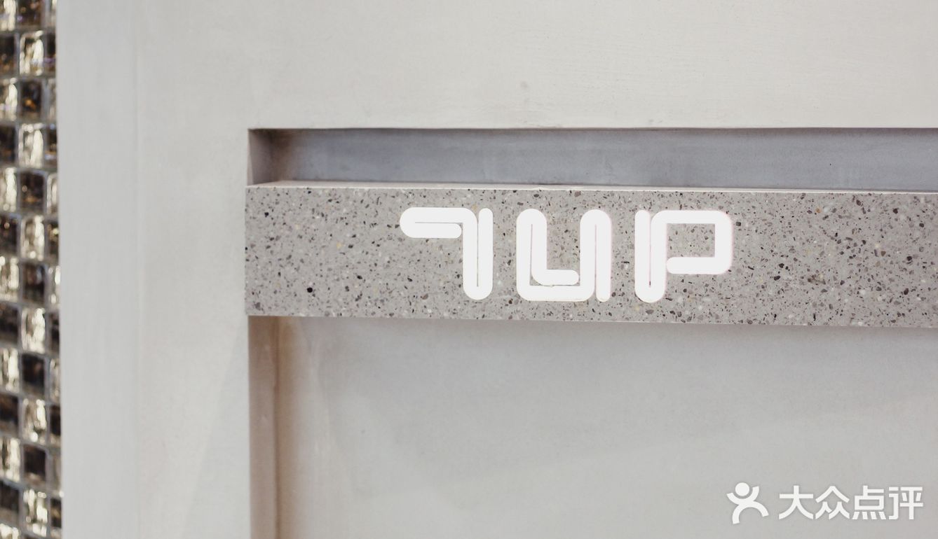 📍7UP｜門口超多玻璃磚🧱的新店💇🏻