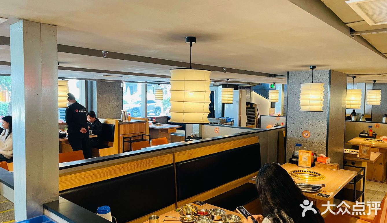 起风降温该咋办？小姐姐说没有比这样吃一顿烤肉更带劲儿的了！