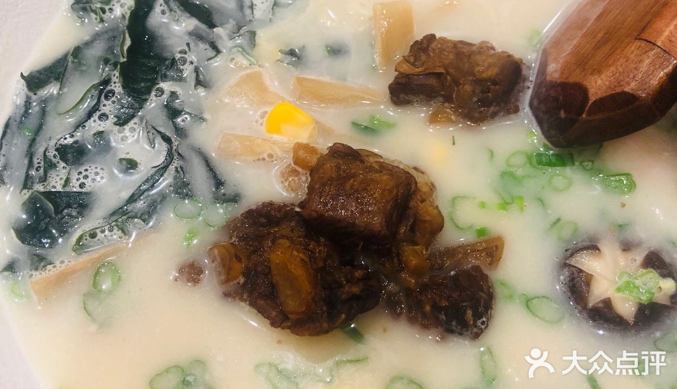 新开的寿司店，店铺环境很有氛围，位置很多，有卡座