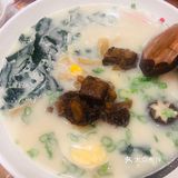 新开的寿司店，店铺环境很有氛围，位置很多，有卡座