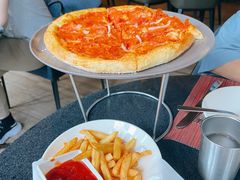 意大利腊肠比萨配腌番茄和干酪-WOLFGANG PUCK KITCHEN & BAR(迪士尼小镇店)