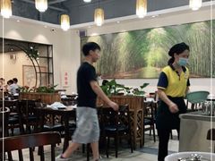 大堂-胡须哥网红竹筒菜