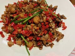 爆炒紫苏牛蛙-甲王二老长沙口味馆