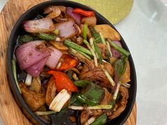 铁板肥肠-胜记烧鹅美食