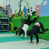 来源于儿童期的感觉及运动发展，七岁前