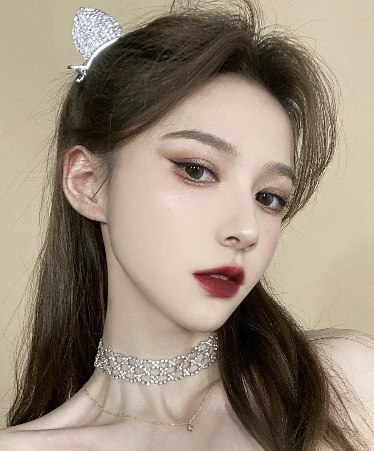 了这个又野又妖孽的蹦迪专用小野猫妆容~
画完真的太太太想去蹦迪了