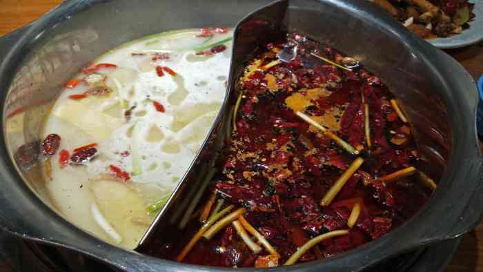 金三峡火锅干锅-"[服务铃]服务:服务员的小哥哥和小姐姐.