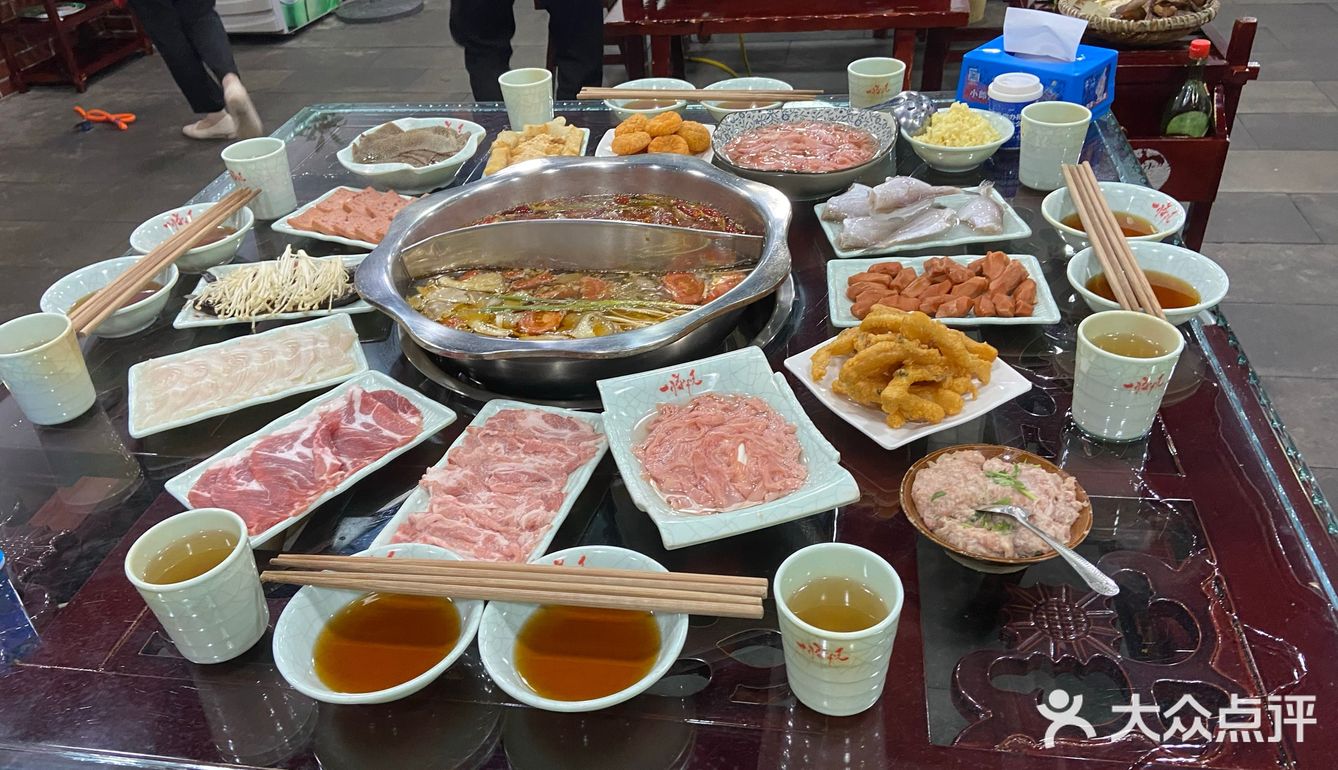 吃一顿正宗重庆火锅，醇厚的牛油锅底加上新鲜食材，真是爽歪歪。